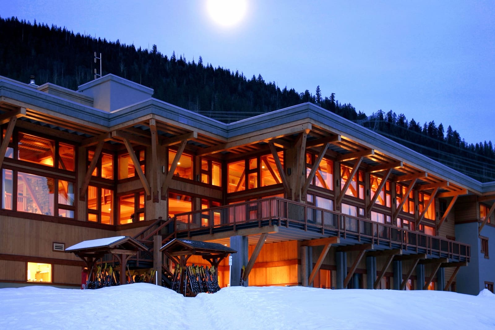 Monashees Lodge von CMH am Columbia River